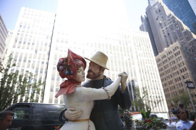 Sculpture of couple dancing