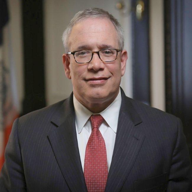 Scott Stringer smiling slightly in a suit.