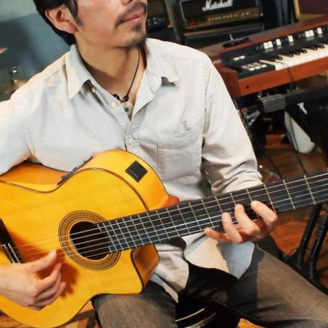 Geo of Inti and the moon with a guitar. 